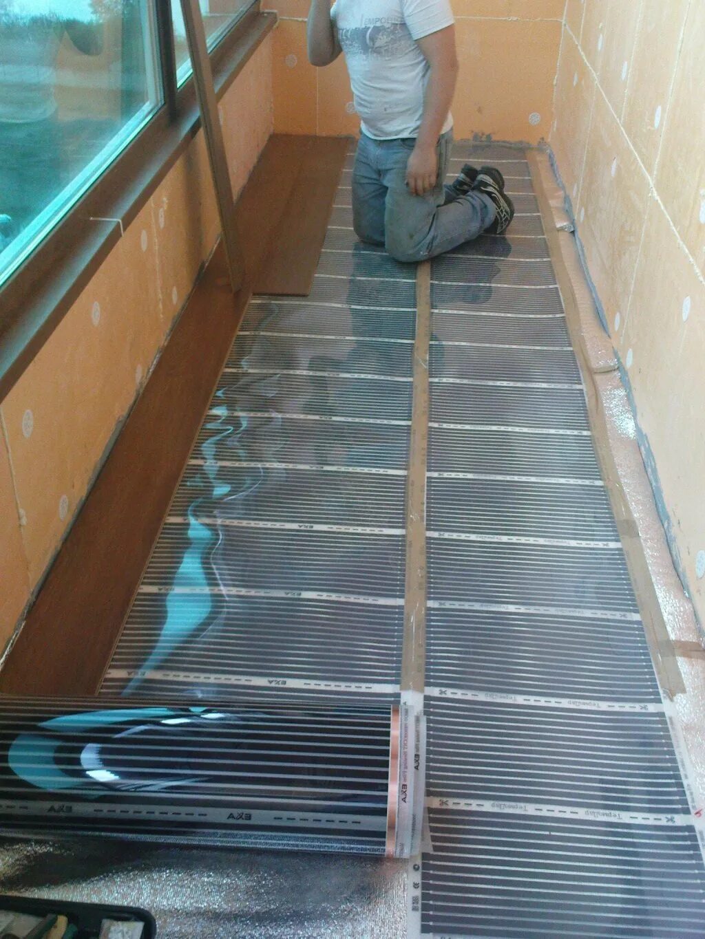 Теплый пол инфракрасный пленочный под линолеум. Инфракрасный пленочный пол под плитку. Монтаж пленочного теплого пола. Теплый инфракрасный пол equation 6 м2. Инфракрасный пленочный пол под линолеум.