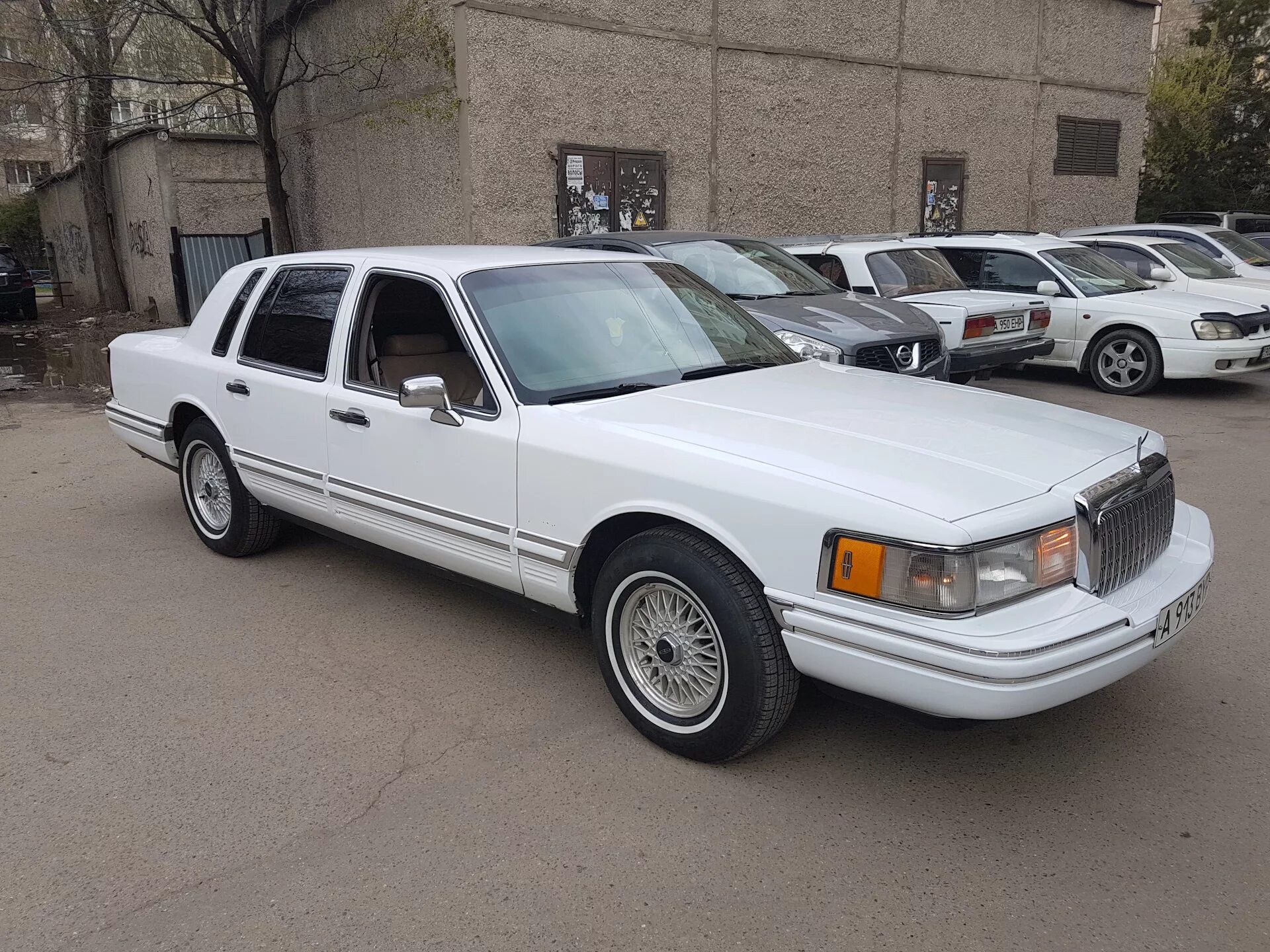 Таун кар 2. Lincoln Town car 1993. Lincoln Town car 1995. Lincoln Town car II 1993. Линкольн Таун кар 1995 года.
