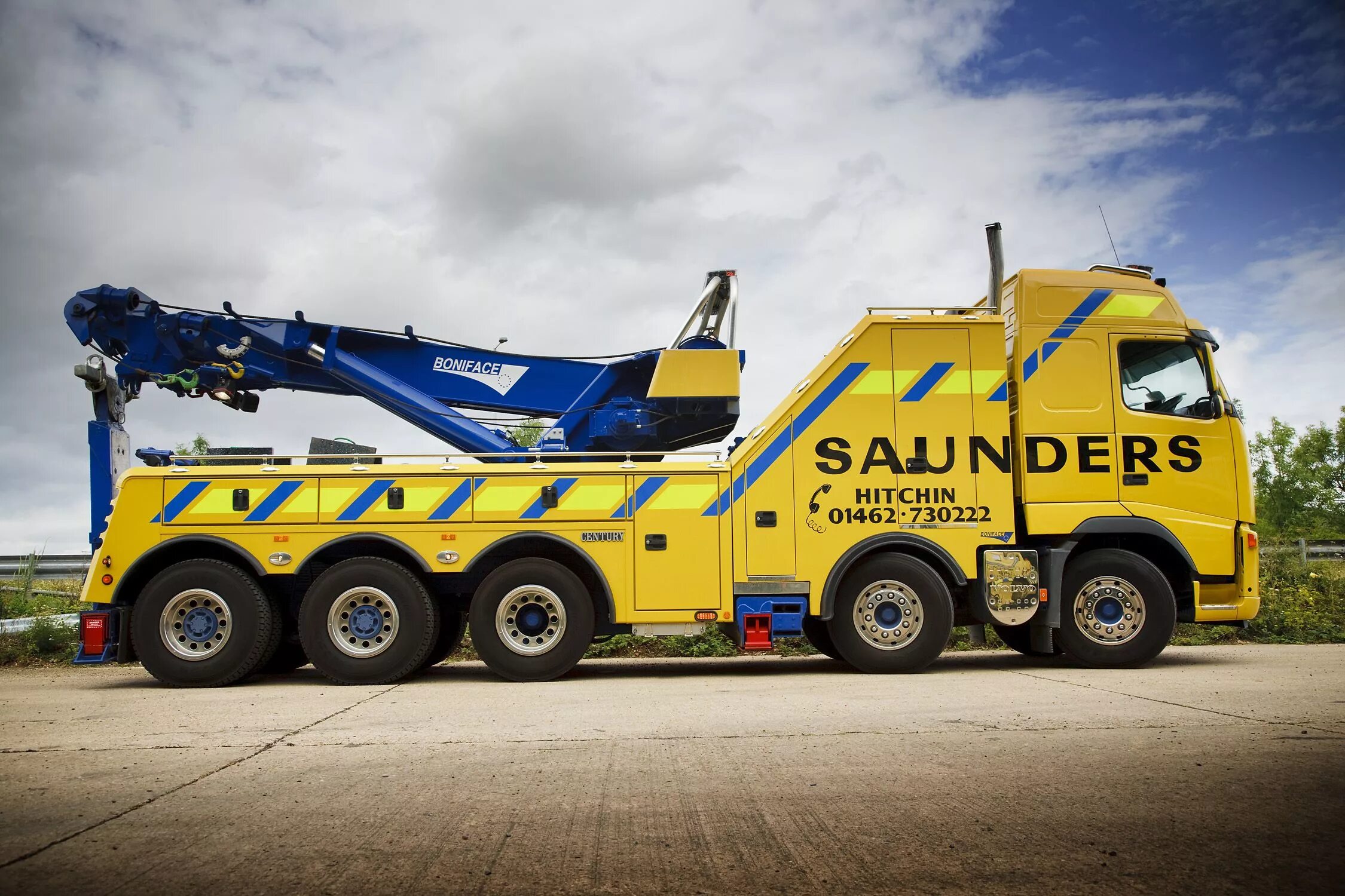 Эвакуатор грузовичков. Грузовой эвакуатор Вольво 8*8. Volvo Tow Truck 10x4. Грузовой эвакуатор Вольво 30 т. Volvo 10x4 эвакуатор.