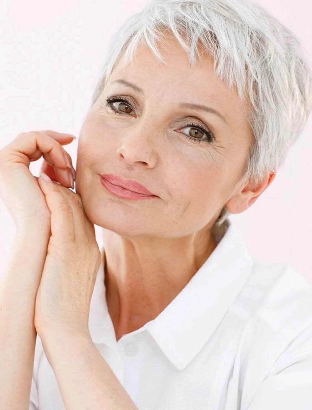 Дафна хикс grey hair. Фото женщин за 50. Пожилая женщина улыбается. Женщина среднего возраста. Ухоженные в возрасте.