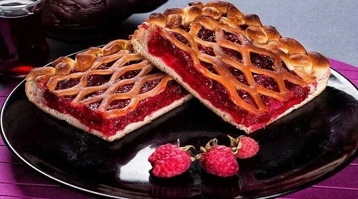 Пирог с малиновым вареньем. Пирог с малиной в духовке. Пирог с малиновым вареньем. Открытый малиновый пирог из дрожжевого теста. Пирог с малиновым конфитюром.