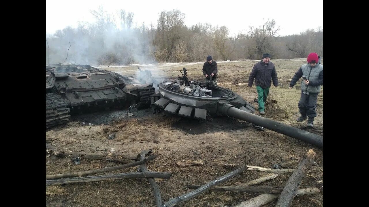 Кадры подбитой техники. Подбитый российский танк. Сгоревший российский танк.