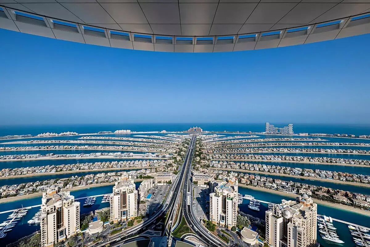 На высоте двухсот метров. Aura Skypool Дубай. Панорамный бассейн Дубай Aura Skypool. The Palm Tower Дубай. Бассейн Aura Skypool в Дубае.