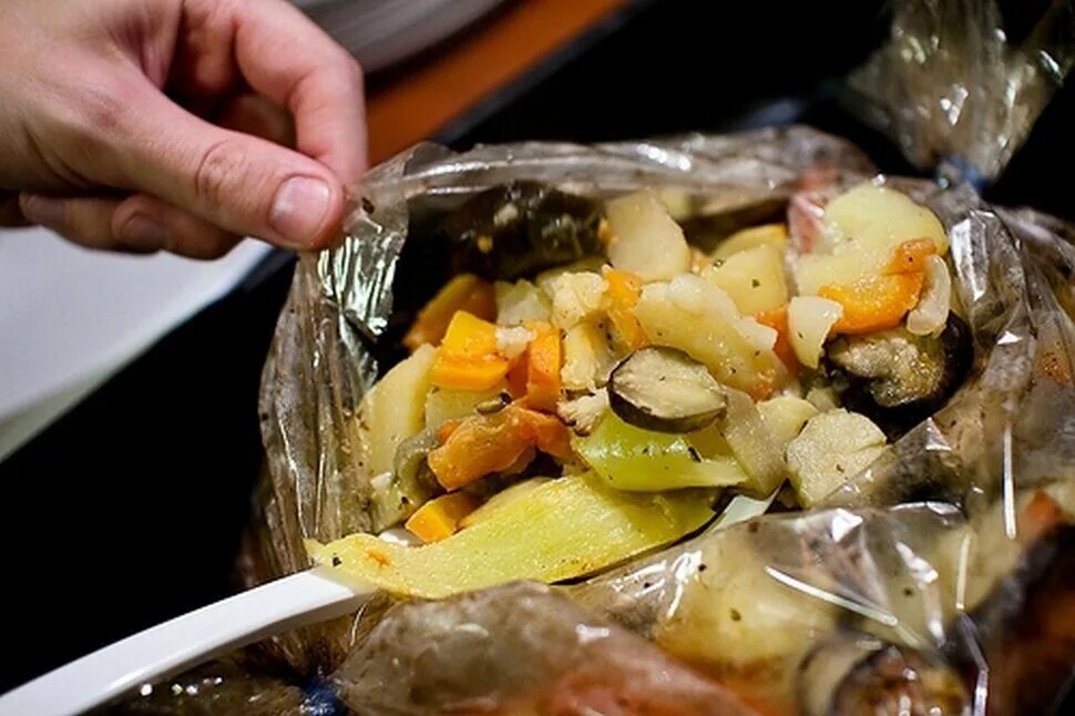 Грудки с картошкой в рукаве. Овощи в рукаве для запекания. овощи в пакете для запекания. овощи в пакете для запекания в духовке. овощи в рукаве для запекания в духовке.