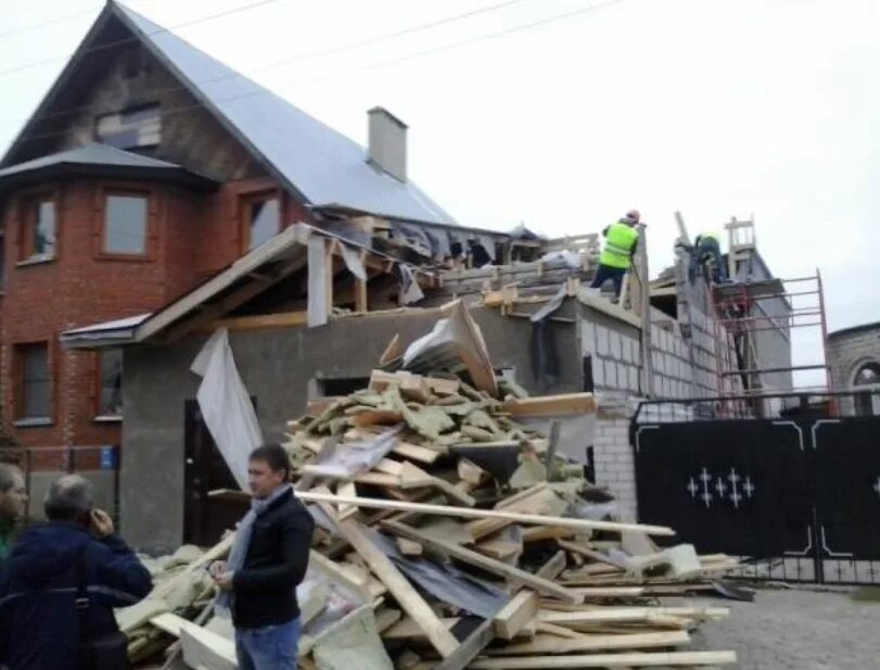 Пристройка туалета к деревянному дому. Пристройка к дому астрахани. Снос пристройки. Демонтаж пристроек. Веранду снесло.