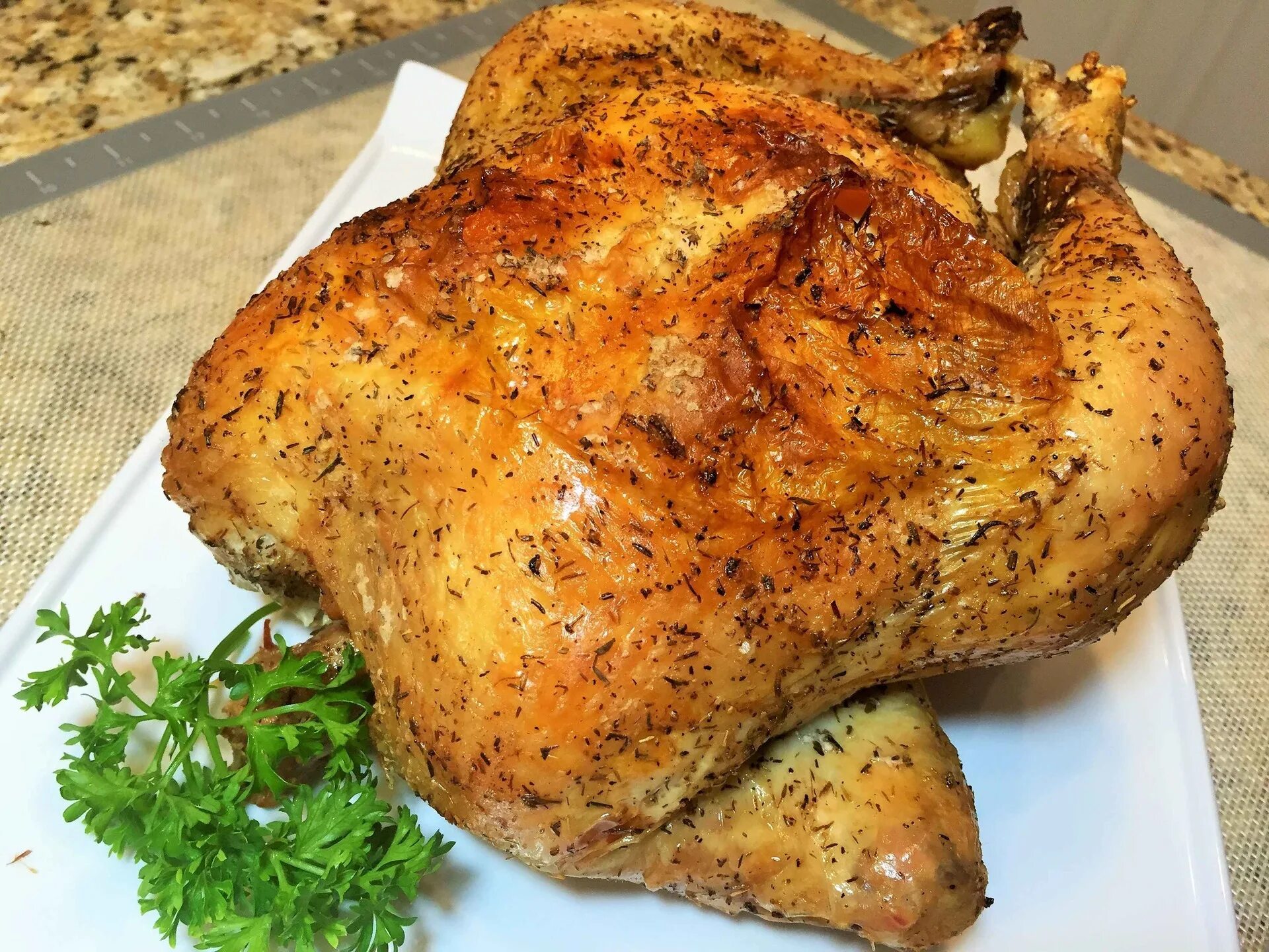 Курица в духовке самый простой рецепт. Курица в духовке. Курица запеченная в духовке. Курица в духовке целиком. Печёная курица в духовке.