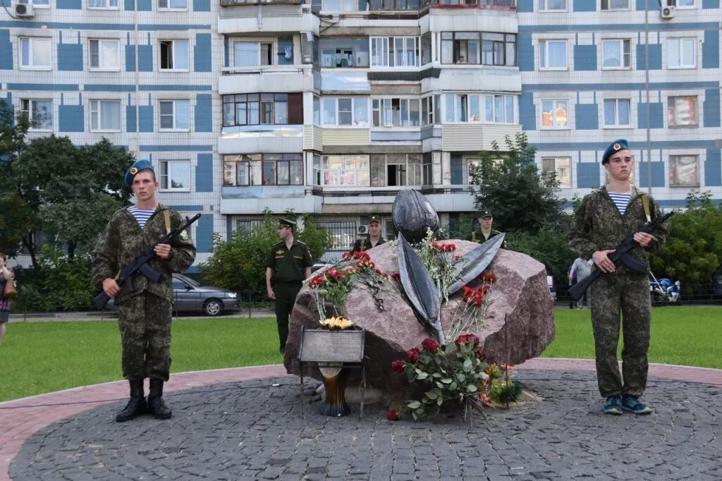 Черный тюльпан серпухов. Памятник черный тюльпан в Серпухове. Черный тюльпан в городе Серпухов. Серпухов город герой.