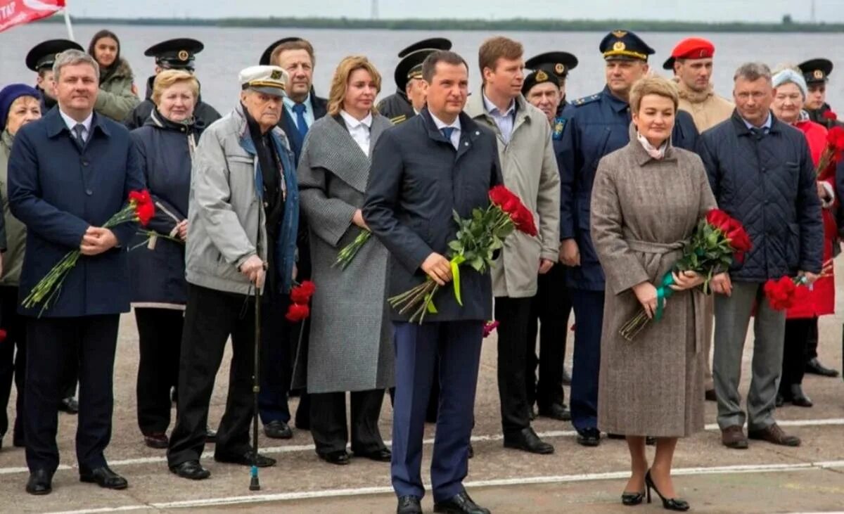 Юнг архангельск. Памятник Соловецким юнгам в Архангельске. Памятник юнгам Северного флота в Архангельске. Соловецкие Юнги памятник Архангельск. Архангельск 25 мая день памяти Соловецких Юнг.