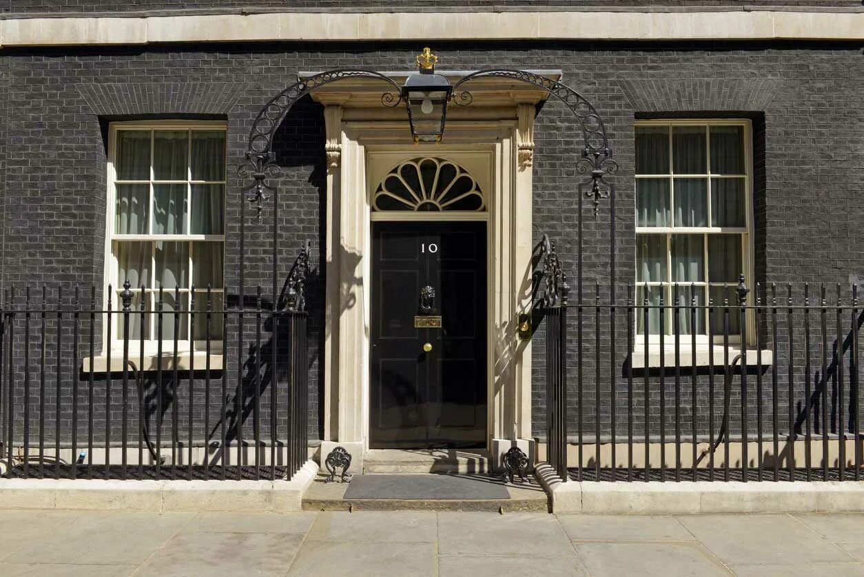 Даунинг-стрит в лондоне. Резиденция премьер-министра великобритании. London street 10. Даунинг-стрит 10 в лондоне внутри. Резиденция на даунинг стрит 10.