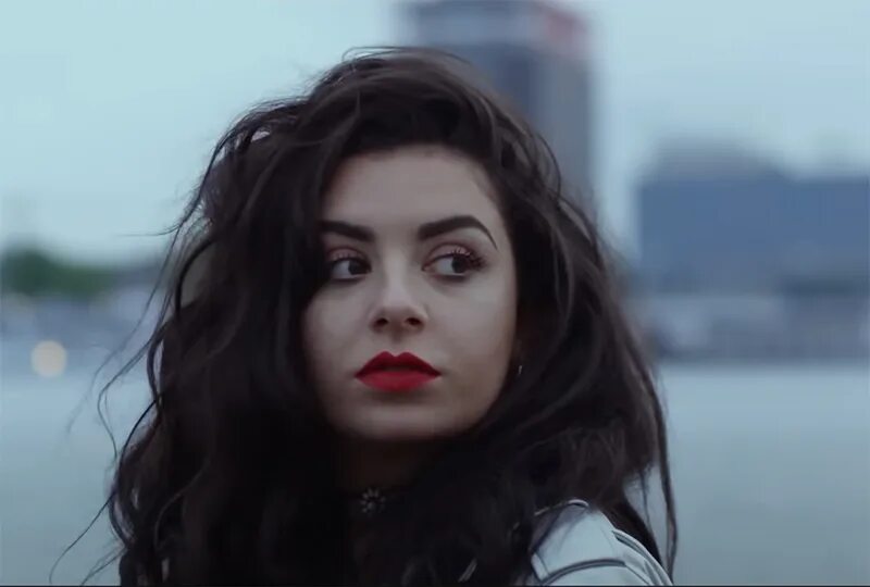Bru clap. Чарли хсх 2025. чарли хсх boom clap. charli xcx boom clap. чарли хсх клипы.