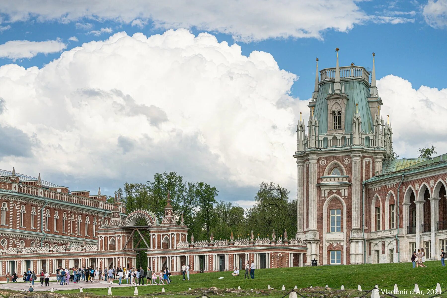 Парк царицыно часы. Парк Царицыно. Баженов Царицыно. Царицынский парк. Царицынский парк летом Москва.