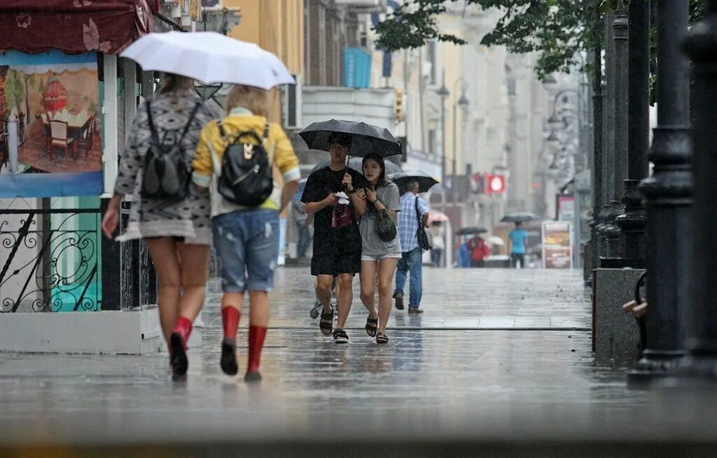 Самый дождливый месяц лета. Дождь во Владивостоке. Дождливо лето во Владивостоке. Ледный дождь во Владивостоке. Летний дождь в Японии.