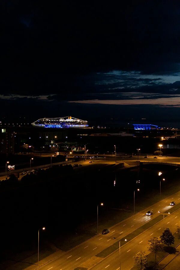 Ночной Красноярск с неба. Ночная Рязань вид с крыши. Вид с крыши в Казани ночью. Ночная дорога в городе вид с крыши.