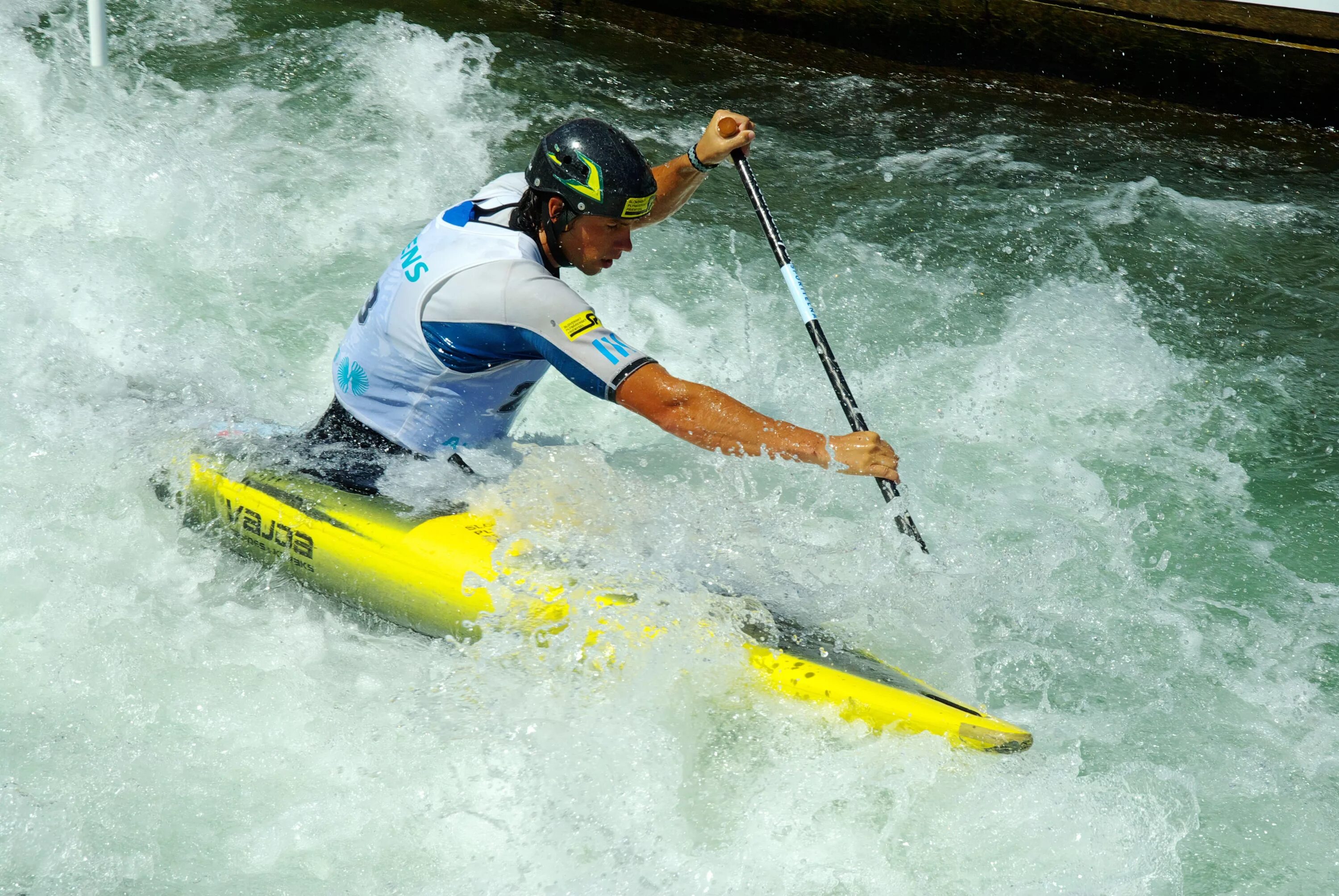 Водный спорт. Каякинг спорт. Водный слалом на каяках. Каяк экстрим.