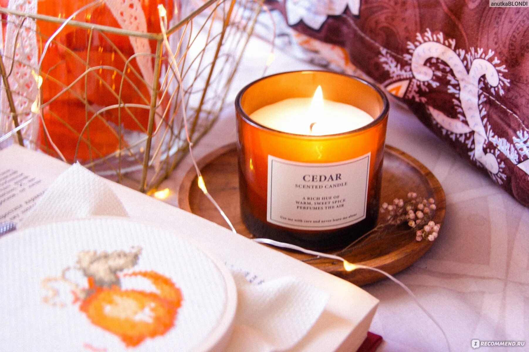 Свечи в скандинавском стиле. Камин плед. Спа свечи. Интерьер ванной комнаты с джакузи. Эко отель интерьер.