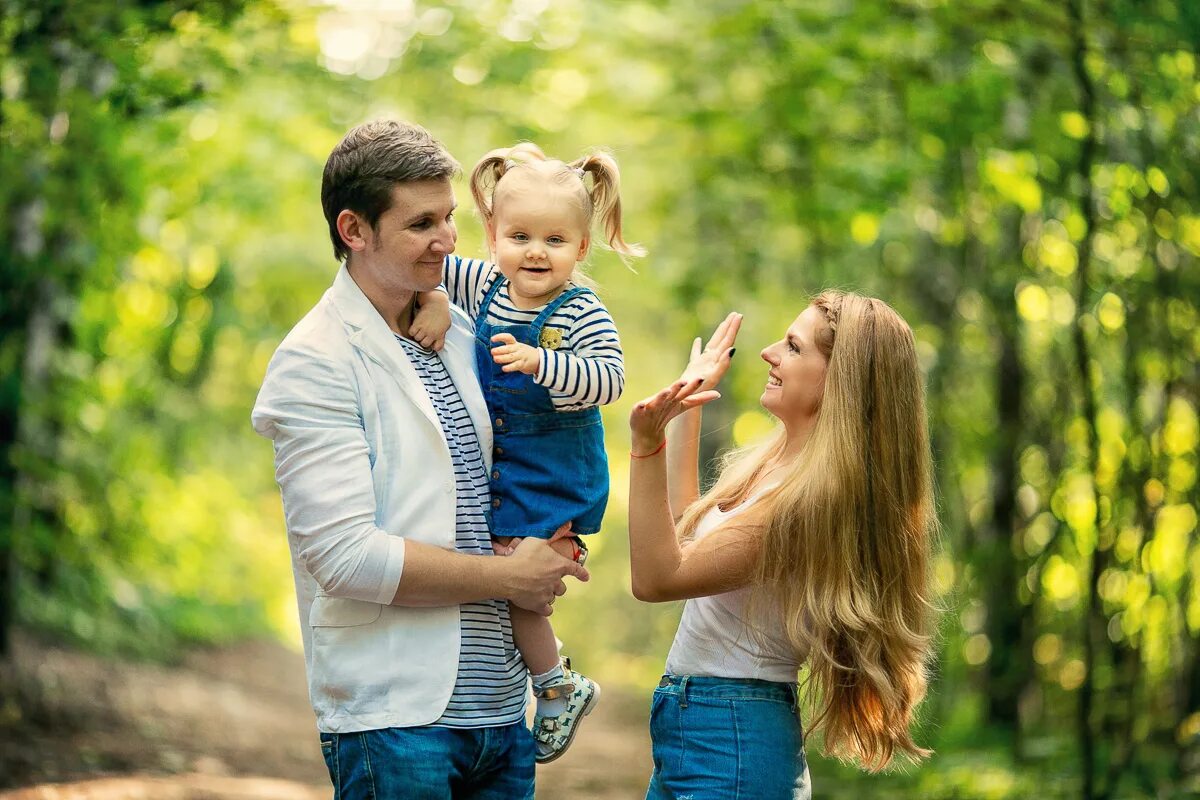 Парк дети в семье. Семейная фотосессия. Семья на прогулке. Семья в парке. Семейная фотосессия с ребенком.