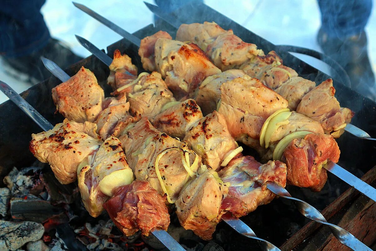 Зимний шашлык. Шашлык зимой. Зимний шашлык. Шашлык зимой на природе. Шашлычок зимой.