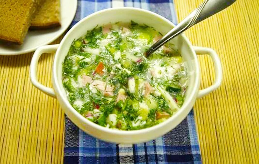 Рецепт окрошки классической с колбасой на сметане. Сыворотка для окрошки. окрошка. окрошка фото. окрошка на сметане.