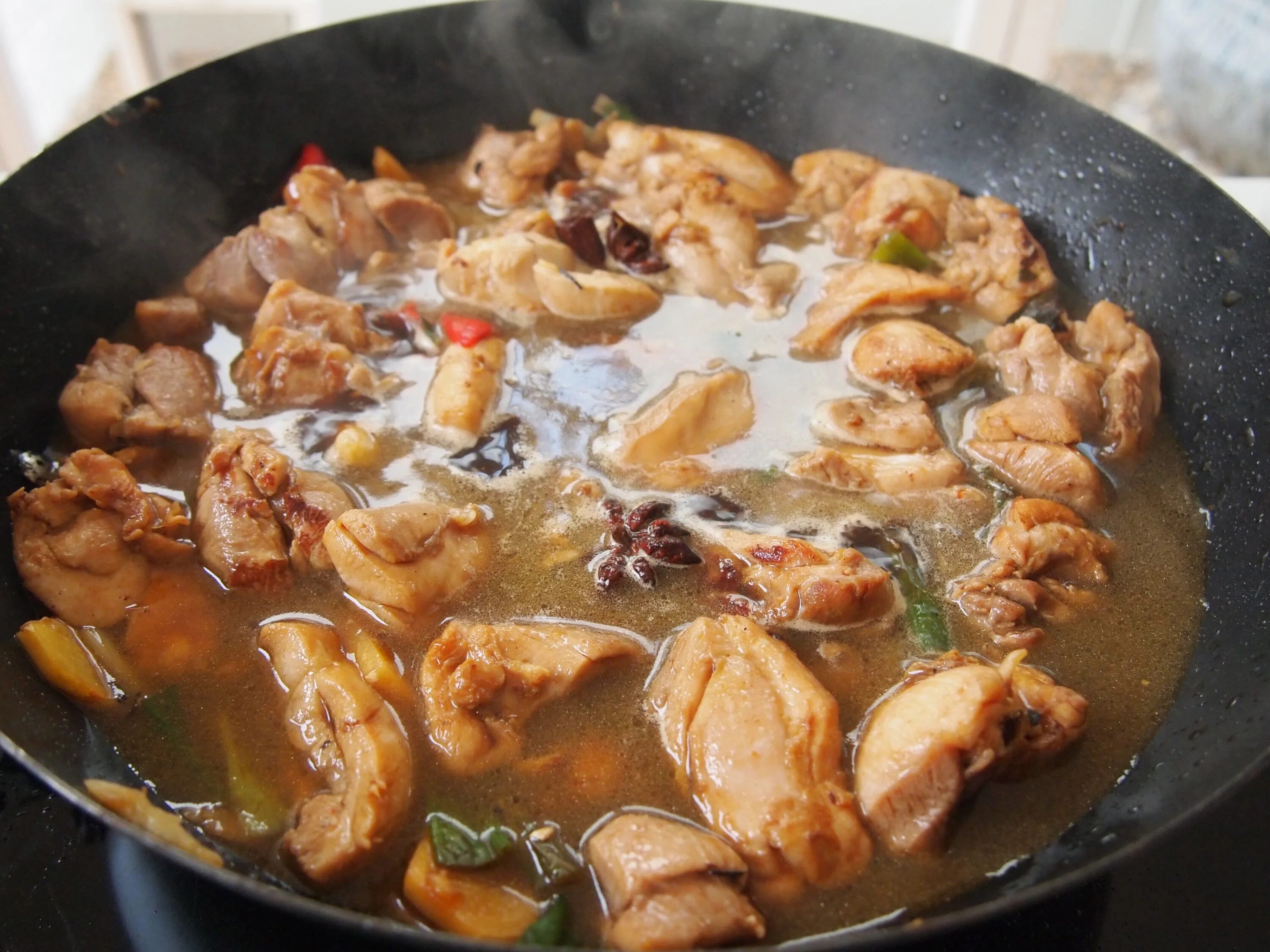 Рецепт куриного филе тушеного на сковороде. Курица тушеная с овощами на сковороде. тушеная грудка с овощами на сковороде. курица в соевом соусе на сковороде. курица с грибами.
