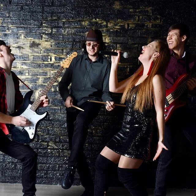 Трио easytone jazz band. Человек с музыкальным инструментом. Фолк рок мельница. Музыкальная группа искусство. Петербургская международная неделя балалайки «русское чудо».