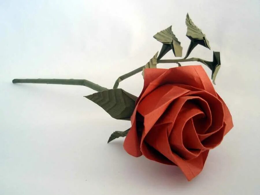 Бумажные розочки. Бутон розы оригами.