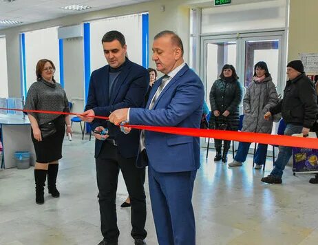 Мфц луганск сайт. МФЦ Луганск в центре. Центр административных услуг Луганск. Администрация Луганска. МФЦ новый Луганск Восток.