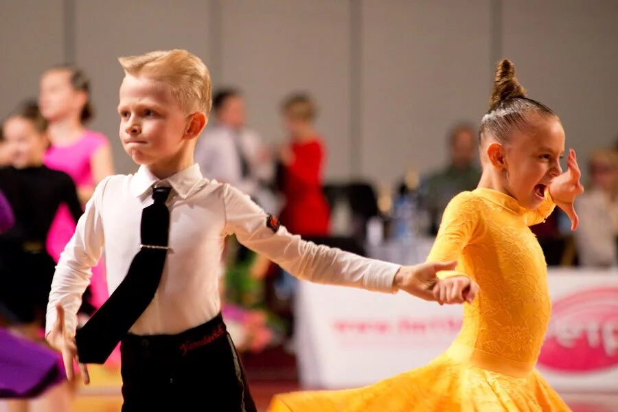 платье для латиноамериканских танцев. платья для бальных танцев для девочек пошив. платья для бальных танцев для девочек. платье для танцев. костюм для спортивных танцев для девочки.