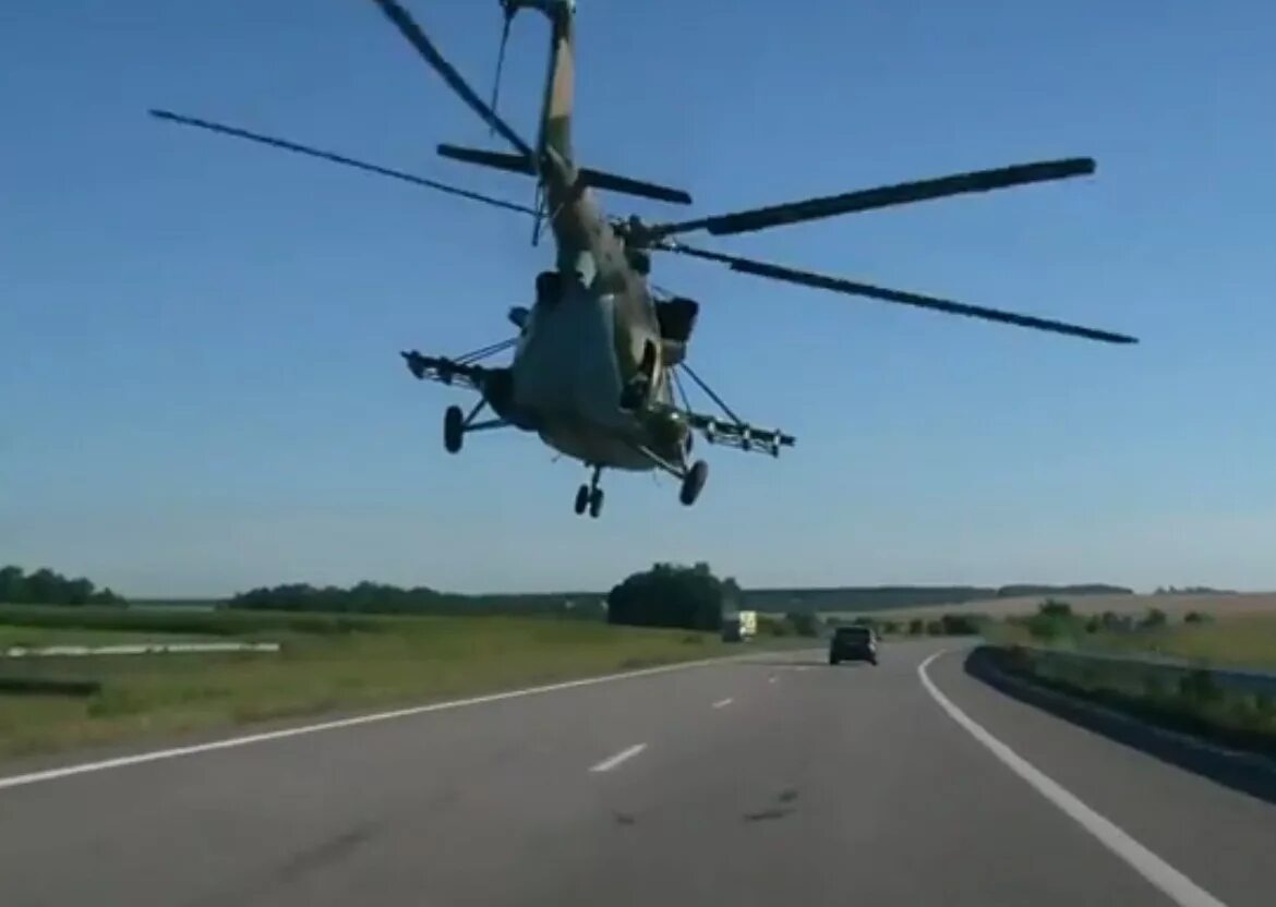 Вертолет над дорогой. Вертолет ВСУ над дорогой. Украинский вертолет на низкой высоте. Вертолёт пролетел над машиной. Покажи видео вертолет