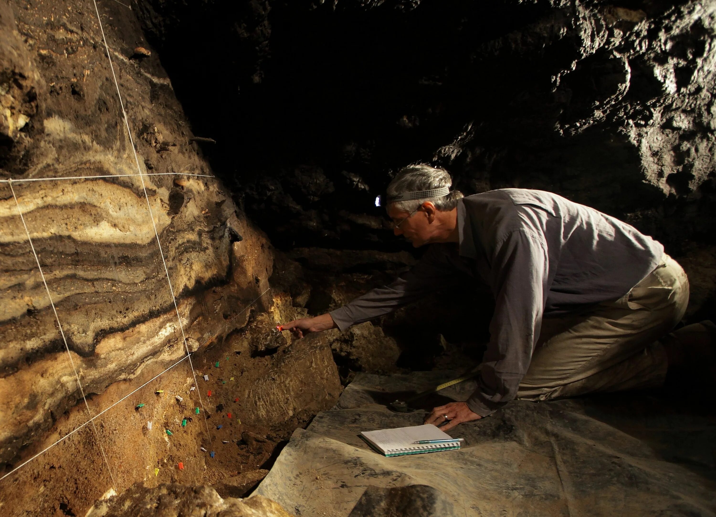 Cave dweller man. Денисовский человек на Алтае. Денисовская пещера на Алтае. Денисова пещера Алтайский край.