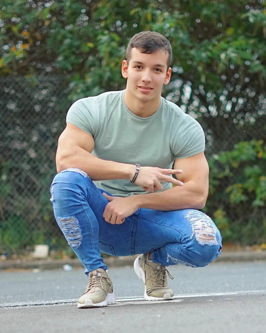 Красивые рюкзаки для парней. Мужские позы для фотосессии. Guys outdoor. Мужчина путешественник в лесу. Качки в джинсах.