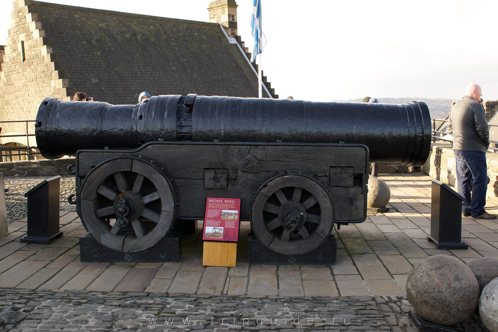 Bore stone. Монс Мег пушка. Бомбарда Монс Мег. Бомбарды 16 века. Бомбарда Монс Мег в Эдинбургском замке.