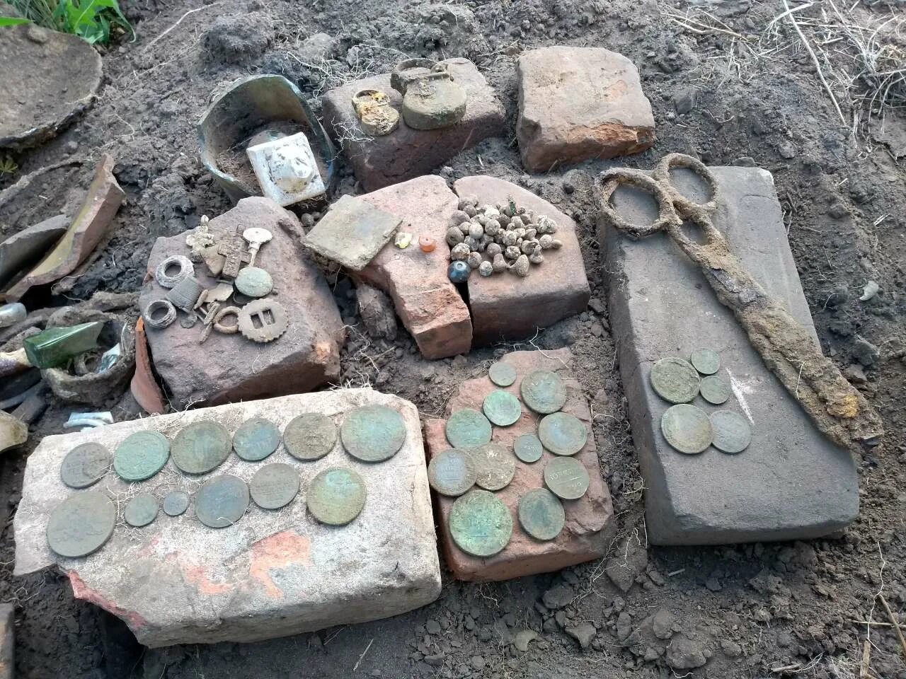 пункт находок. кладоискательство в нижнем новгороде и нижегородской области. пункт находок. значок утерянные вещи. названия для пункта гуманитарной помощи.