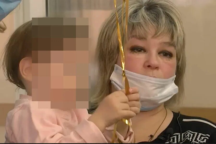 Мать избила маленькую дочь. Подростка задержали в екатеринбурге. В казани мать избила дочь. Женщина избила девочку в лифте. Избитая матерью девочка.