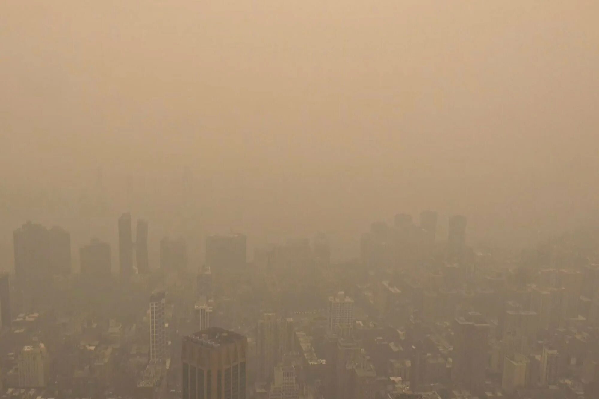 Пылевая буря Пекин. Пылевые бури в Китае. Запыленность воздуха в городе. Пыль в городе. В воздухе висит пыль