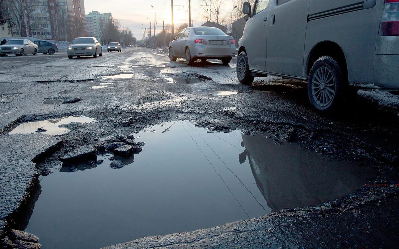 Состояние дорог в городе. Плохие дороги. разбитая дорога. плохая дорога. дороги с ямами.