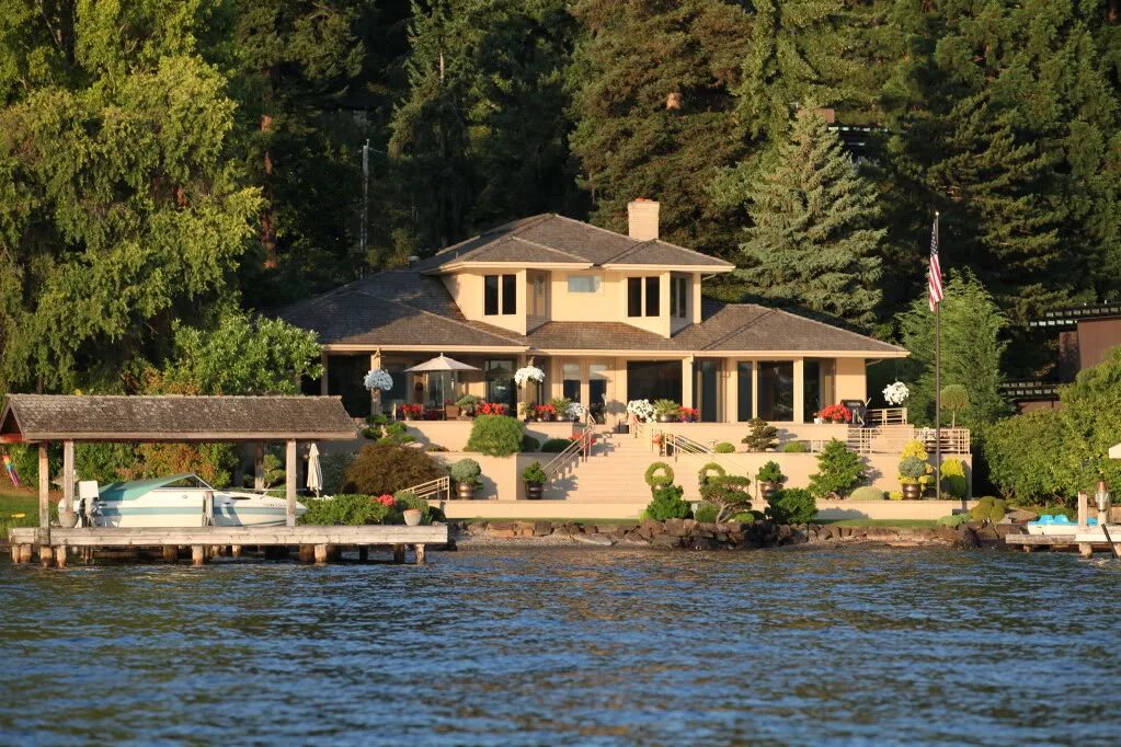 Дом у большой реки 3. Дом у озера (США, 2006). Загородный дом у озера. Дом у берега озера. Деревянный дом с причалом.