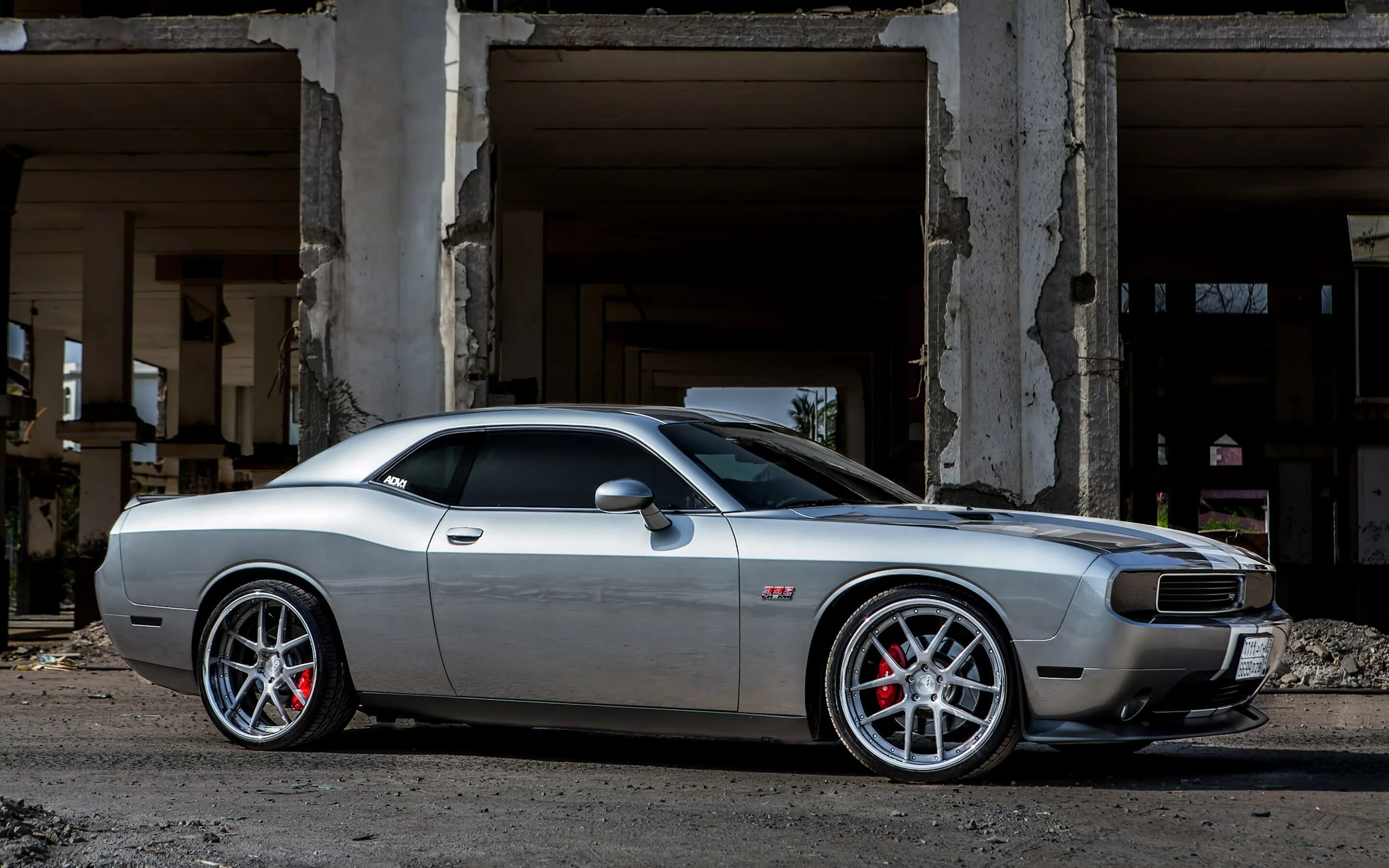 Диски челленджер. Додж челленджер срт 8. dodge challenger srt8. dodge challenger srt тюнингованный. dodge challenger srt8 wheels.