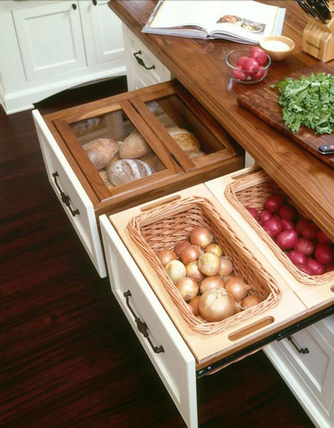 Хранение овощей доме. Выдвижные ящики для овощей. Выдвижной ящик для хранения овощей. Выдвижные ящики для овощей на кухне. Выдвижной ящик для картошки.