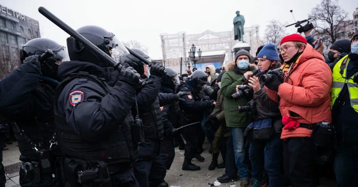 Полиция с дубинками на митингах. Полицейские на митинге в Москве. Дубинка полиции. СМИ на митингах.