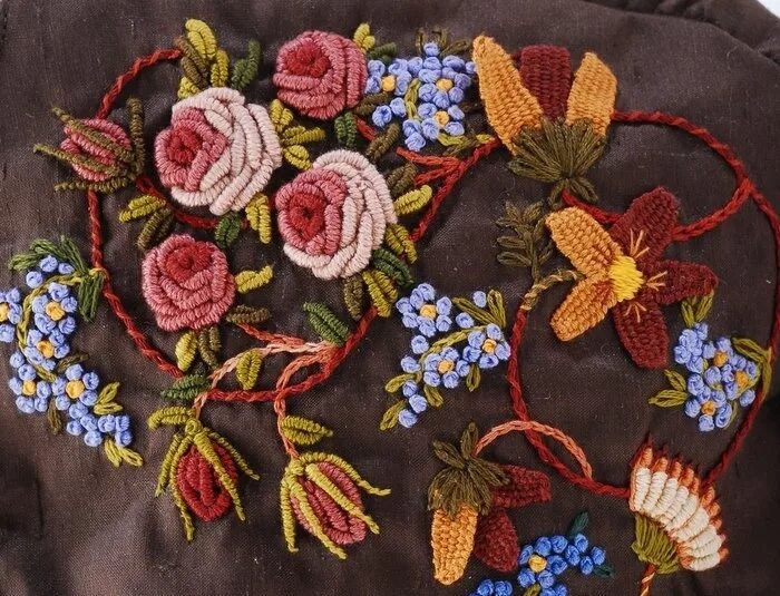 вышитые сумочки гладью. вышивка крестиком. фото вышитых. цветочная вышивка на одежде. микровышивка гладью.