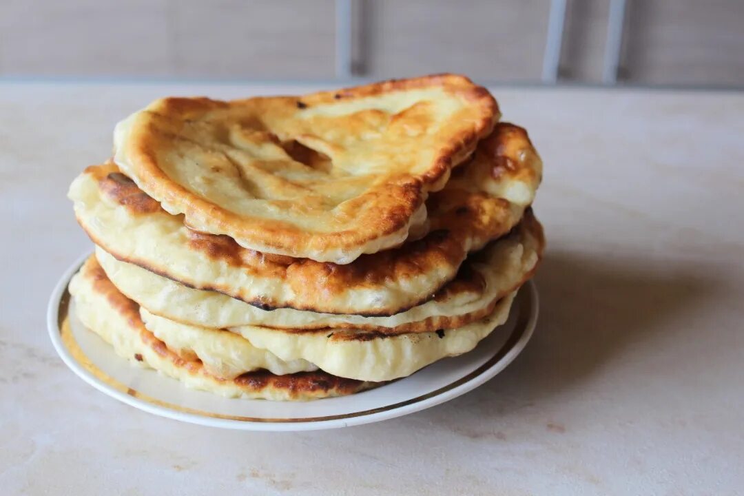 Пышные лепешки на кефире. Лепёшки на кефире на сковороде. вкусные пышные лепешки. вкусные лепешки на кефире. пышные лепешки на сковороде.