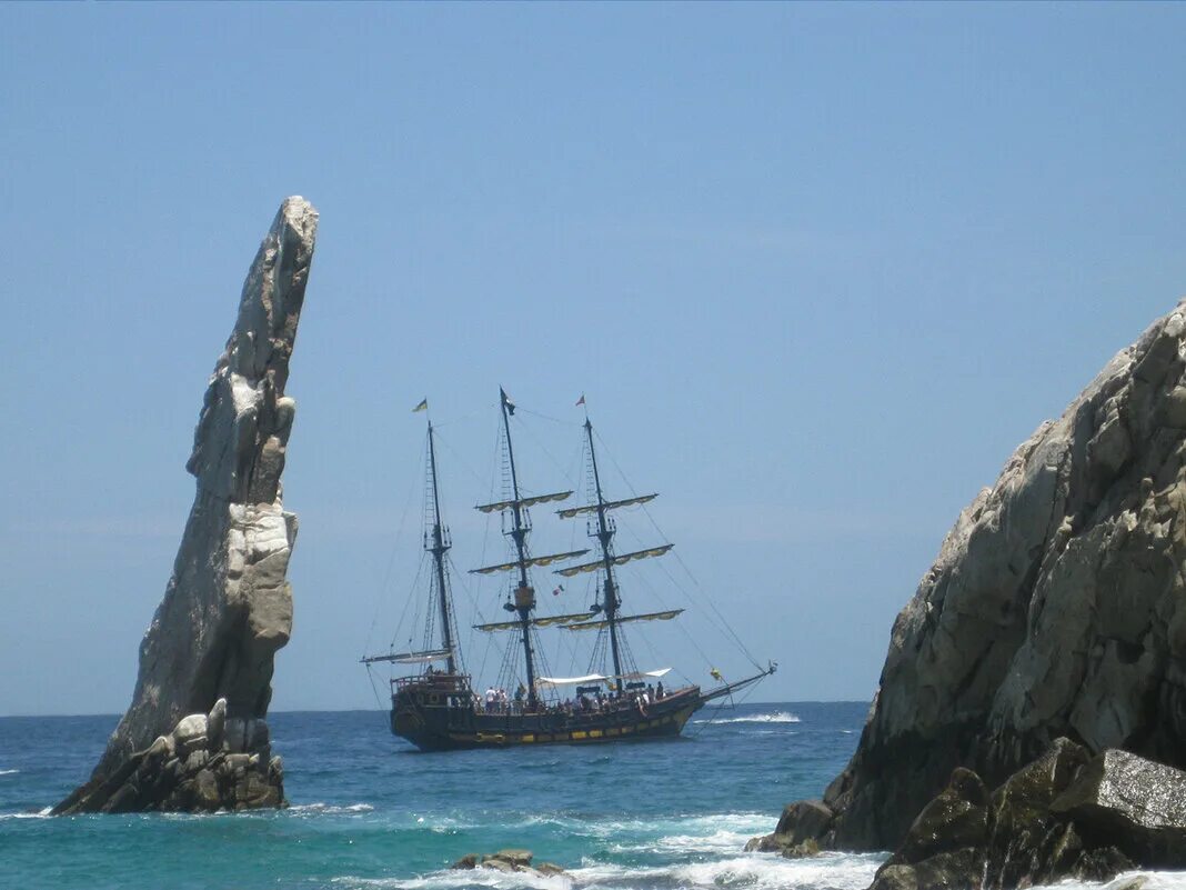 Ямайка фото с кораблем. Флибустьерском дальнем синем море бригантина поднимает паруса. Паруса бригантины. Флибустьерском дальнем синем море бригантина поднимает паруса. Бригантина стихи павла когана.