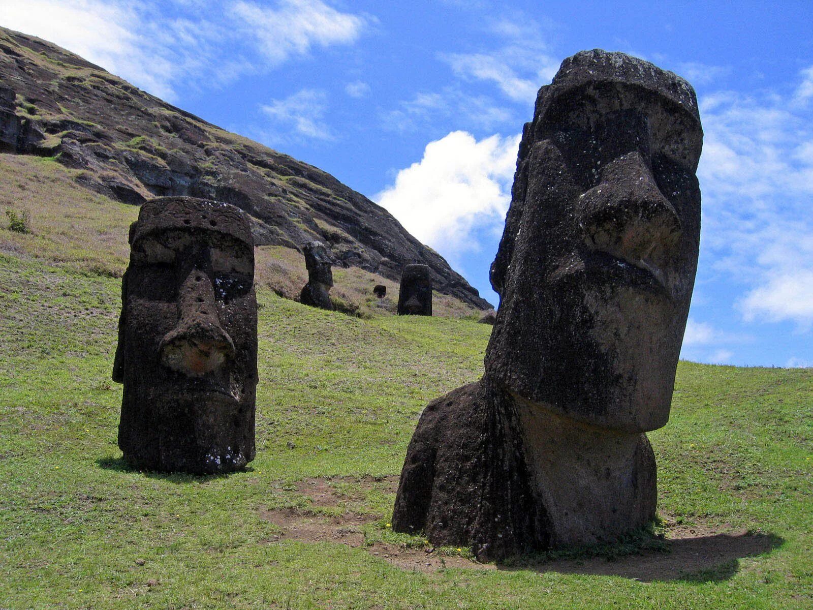 Какой стране принадлежат каменные статуи острова пасхи