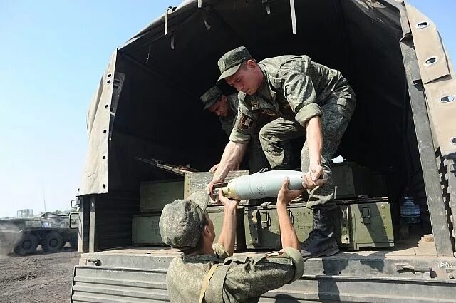 Где груз военных. Разгрузка боеприпасов. Погрузка военных грузов. Разгрузка снарядов. Подвоз боеприпасов.