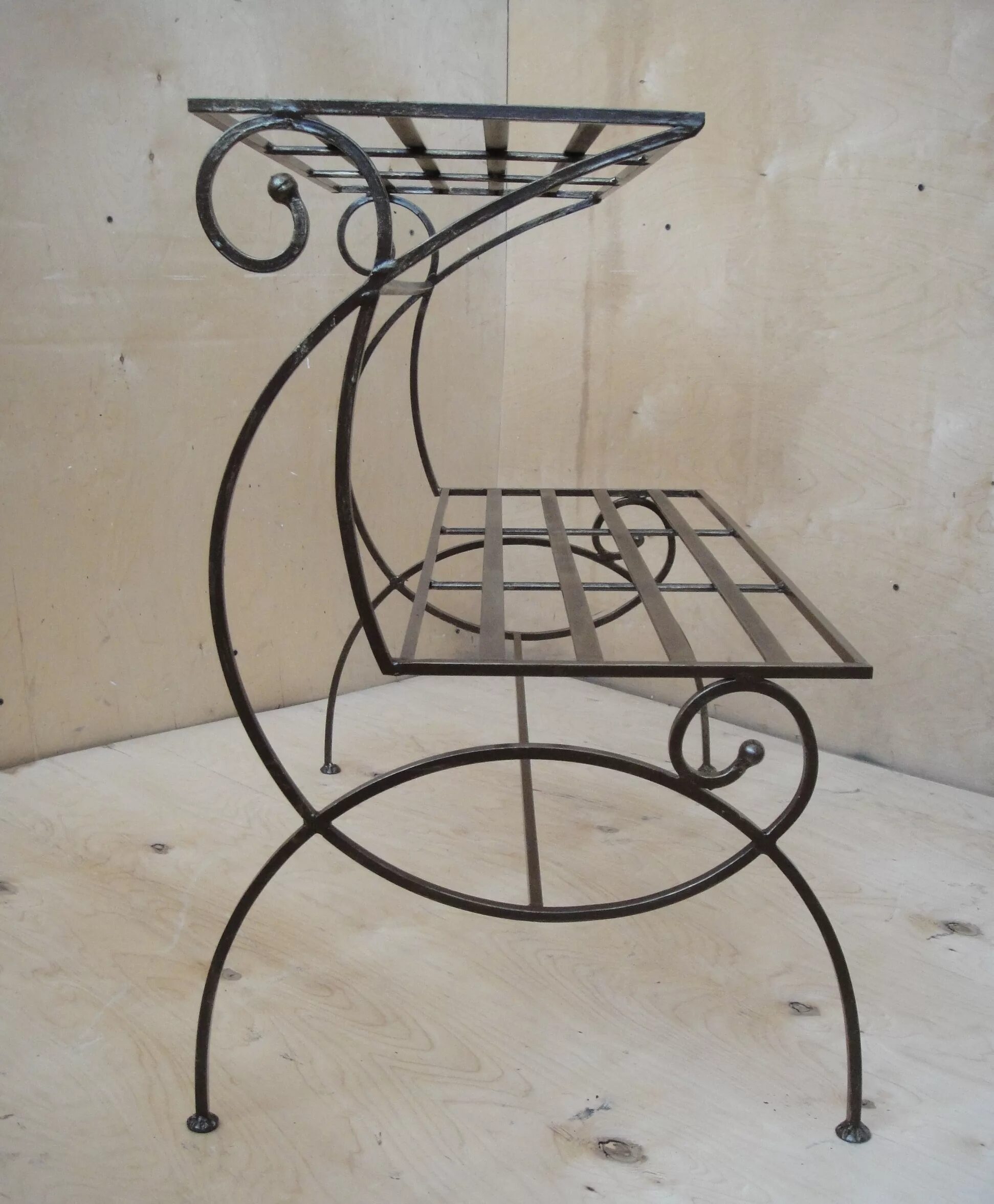 Кованые подставки для цветов. Цветочник холодная ковка. Креативные изделия из металла. Уличные подставки для цветов из металла. Подставка под цветы из металла ym-fp-5087-l.