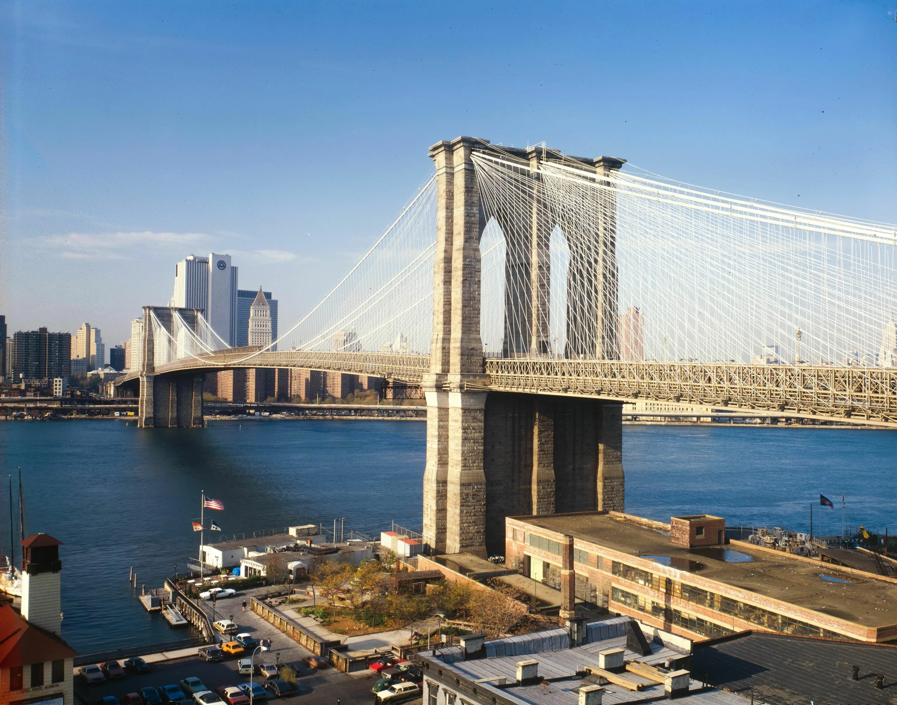 Сколько мостов в америке. Бруклинский мост Нью-Йорк. Достопримечательности Нью Йорка Бруклинский мост. Бруклинский мост в Нью-Йорке 19 века. Красный мост в Нью-Йорке.