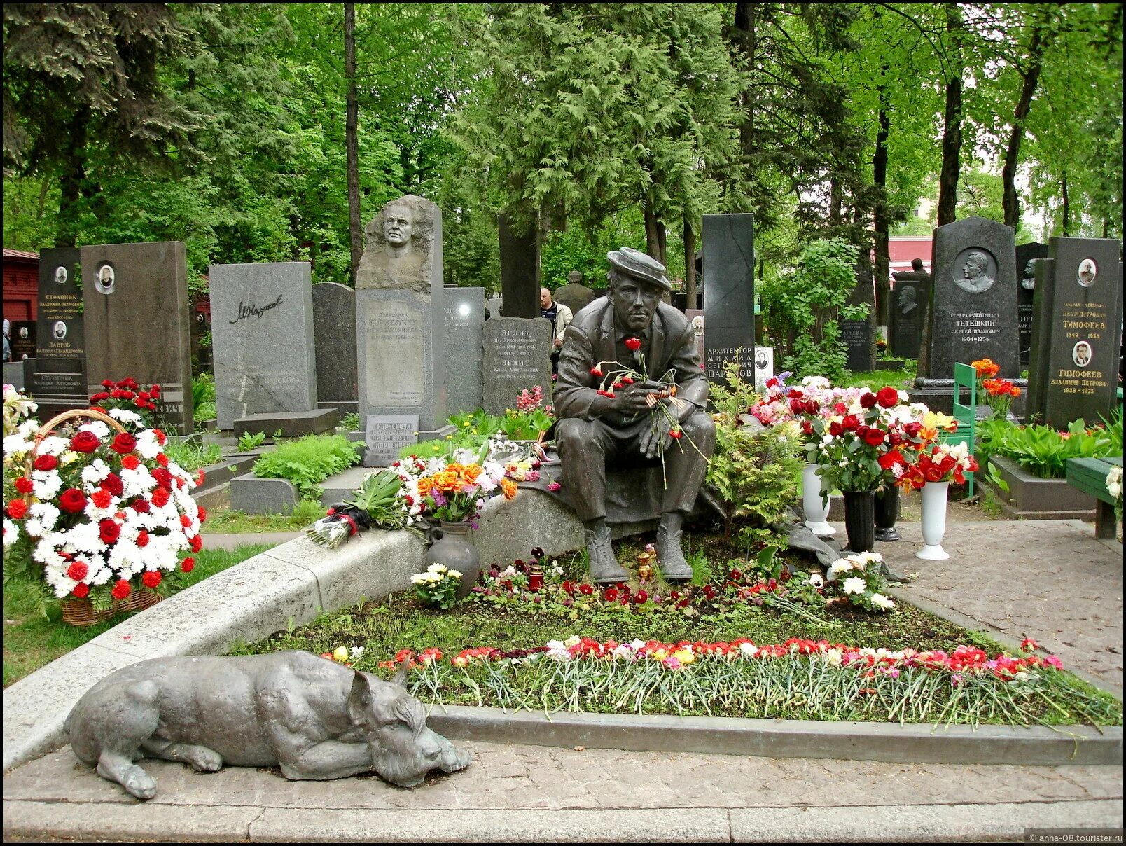 Где похоронили никулину. Могила Юрия Никулина на Новодевичьем кладбище. Памятник Юрию Никулину в Москве на Новодевичьем.
