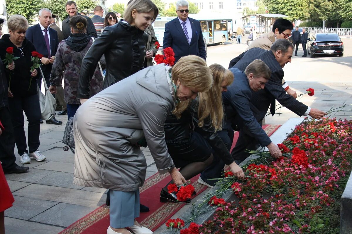 Главные новости рязани. Памятник Аксенову в Рязани. Мемориальная культура. Митинг Рязань. Памятник Трампу в Рязани.