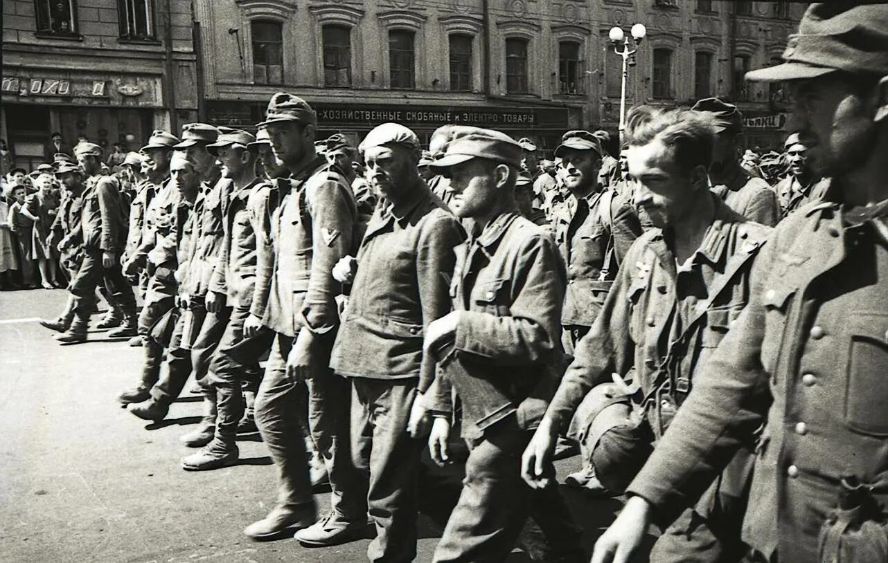 1 июля 1944. Парад побежденных 17 июля 1944 года. Парад военнопленных немцев в Москве 1944. «Парад побеждённых». 17 Июля 1944, Москва.. Марш пленных немцев по Москве в 1944.