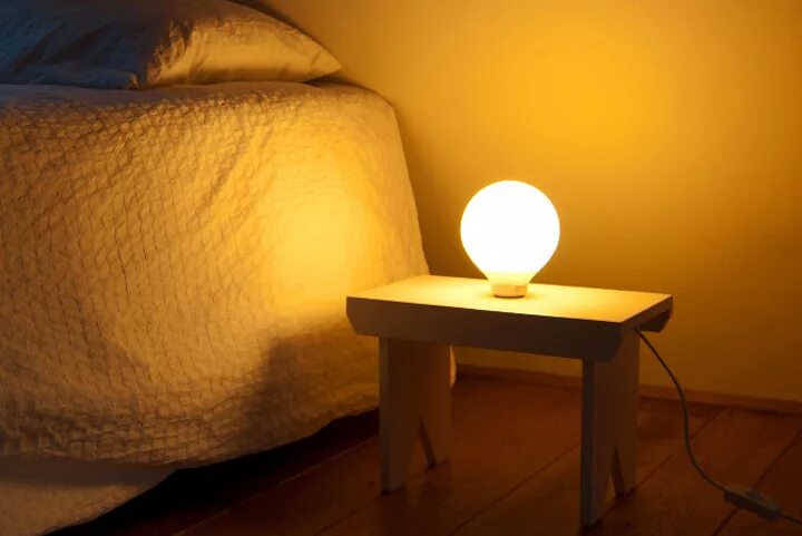 Bed lamp перевод. Лампа у кровати. лампа colette table/bedside lamp. bed table lamps. кровать и лампа живопись.